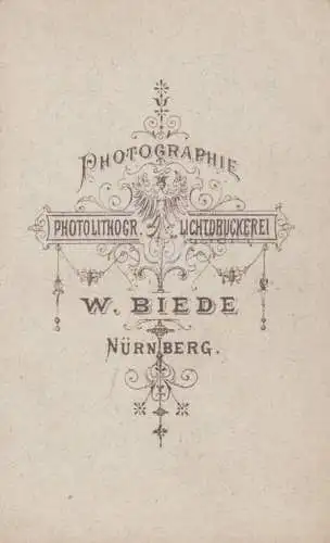 Fotografie W. Biede, Nürnberg - Porträt Dame mit Rüschenkragen, Fotografie