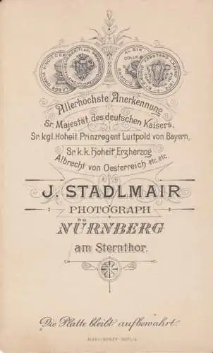 Fotografie J. Stadlmair, Nürnberg - Portrait Dame in dunklem Kleid, Fotografie