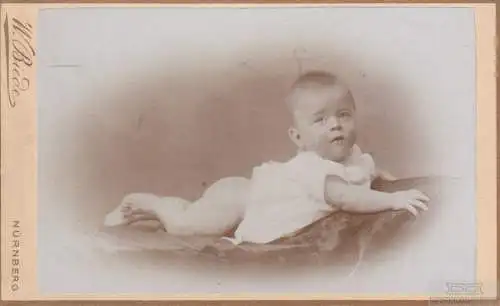 Fotografie W. Biede, Nürnberg - Portrait Kind auf Fell, Fotografie. Fotobild