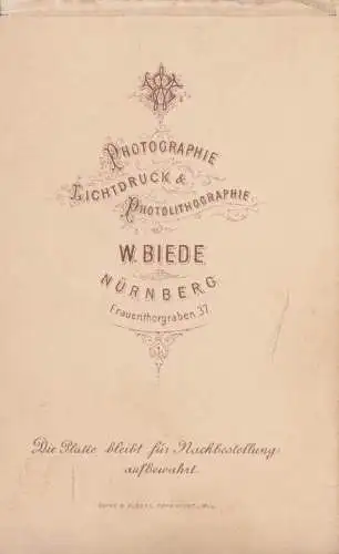 Fotografie W. Biede, Nürnberg - Portrait Kind auf Fell, Fotografie. Fotobild