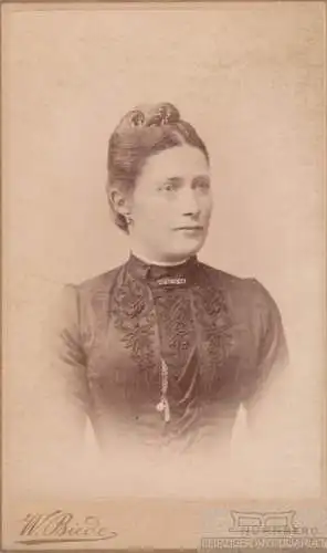 Fotografie W. Biede, Nürnberg - Portrait Dame in besticktem Kleid, Fotografie