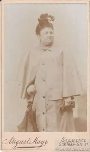 Portrait Dame in Regenmantel und mit Schirm, Fotografie. Fotobild