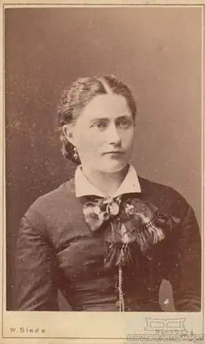 Fotografie W. Biede, Nürnberg - Portrait bürgerliche Dame mit... Fotografie