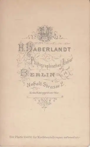 Portrait junger Bursche mit Violine und Nasenkneifer, Fotografie. Fotobild