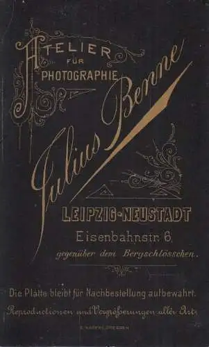Fotografie Benne, Leipzig - Portrait Paul - Kind auf Blumensofa, Fotografie