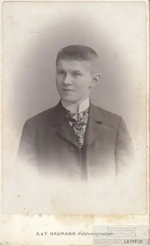 Fotografie Naumann, Leipzig - Portrait Junger Herr mit Igelschnitt, Fotografie