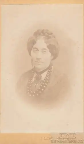 Portrait Caroline Andreis - Dame mit riesiger Perlenkette, Fotografie. Fotobild