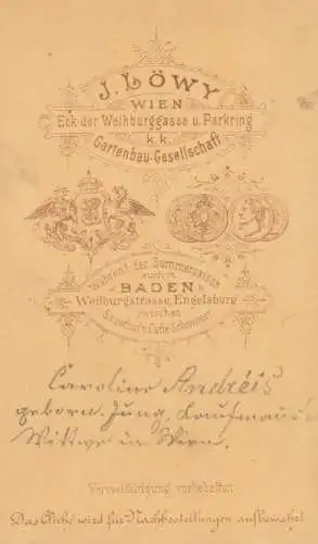 Portrait Caroline Andreis - Dame mit riesiger Perlenkette, Fotografie. Fotobild
