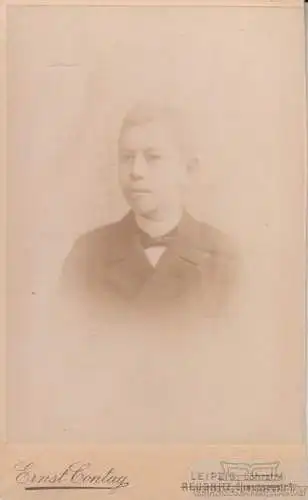 Portrait Junge im Anzug mit Fliege, Fotografie. Fotobild, Atelier Ernst Contag