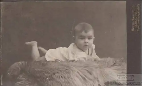 Fotografie Hausschild, Zittau - Portrait Kind auf Fell, Fotografie. Fotobild