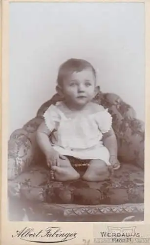 Portrait Kind auf Sessel, Fotografie. Fotobild, Atelier Albert Fabinger