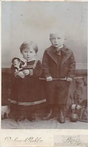 Portrait Zwei Kinder mit Spielzeug (Geschwister), Fotografie. Fotobild