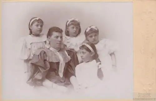 Fotografie W. Biede, Nürnberg - Portrait Mutter mit vier Töchtern, Fotografie