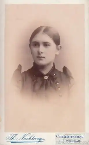 Fotografie Nachtwey - Portrait Mädchen mit Puffärmeln, Fotografie. Fotobild