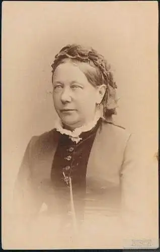 Fotografie Burghardt, Weissenfels - Portrait Dame mit Taschenuhr, Fotografie