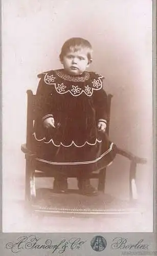 Fotografie Jandorf, Berlin - Portrait Kind im Kleid auf Stuhl... Fotograf 274925