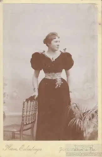 Portrait bürgerliche junge Dame im festlichen Kleid an Stuhl, Fotografie