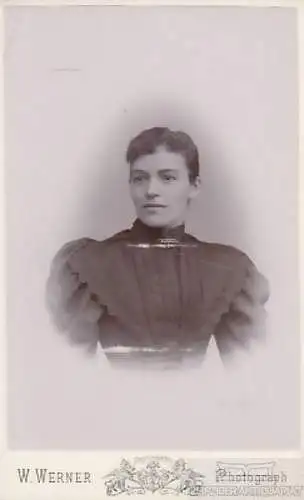 Portrait bürgerliche junge Dame in dunklem Rüschenkleid, Fotografie. Fotobild