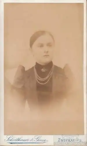 Portrait bürgerliches junges Fräulein mit Puffärmeln und Ketten, Fotografie