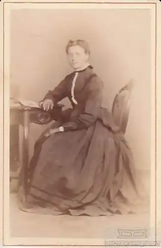 Portrait bürgerliche junge hübsche Dame mit Stuhl, Tisch und Buch, Fotografie