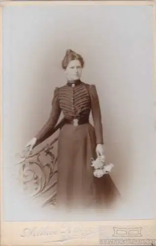 Portrait bürgerliche Frau mit Blumenstrauß, Fotografie. Fotobild, 1890