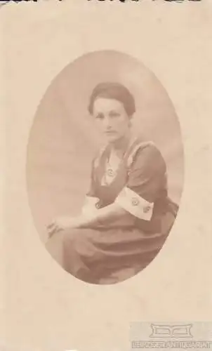 Portait freundlich blickende Dame mit Perlenkette, Fotografie. Fotobild, 1921