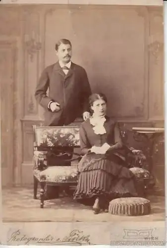 Portrait Anna und Theodor Klein - bürgerliches Paar mit Sofa und... Fotografie