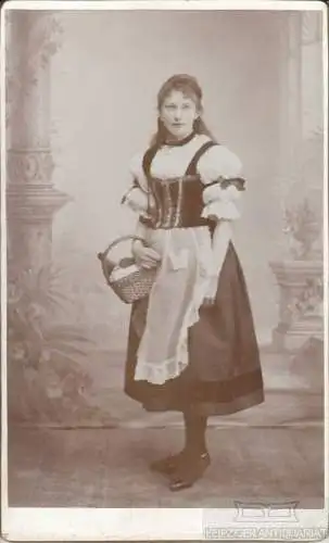 Portrait Rotkäppchen - Junges Mädchen mit Korb, Fotografie. Fotobild