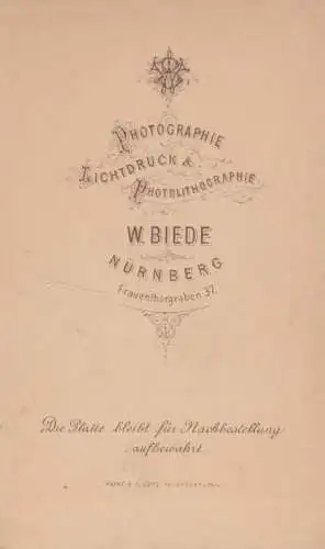 Fotografie W. Biede, Nürnberg - Portrait Dame in besticktem Kleid, Fotografie