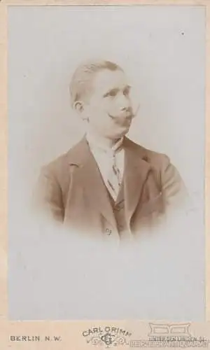 Portrait bürgerlicher Herr im Anzug mit Schnurrbart, Fotografie. Fotobild