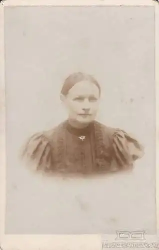 Porträt Frau mit ernstem Blick, Fotografie. Fotobild, gebraucht, gut