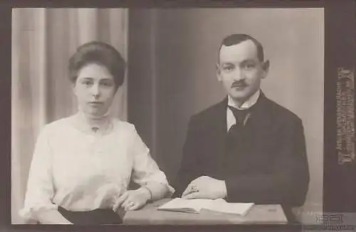 Fotografie Wendsche, Dresden - Portrait bürgerliches Paar mit Buch, Fotografie