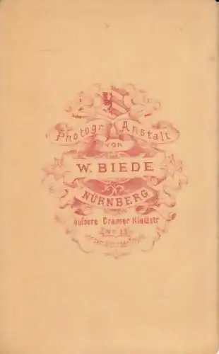 Fotografie W. Biede, Nürnberg - Portrait Junger Mann in Uniform, Fotograf 264928