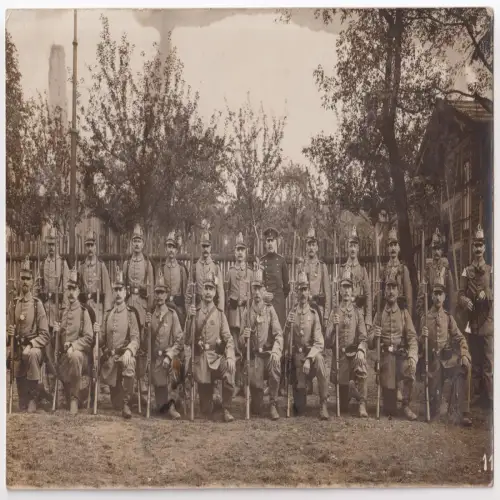 AK Feldpostkarte nach Weimar, Gruppenfoto Soldaten mit Bajonett, gelaufen