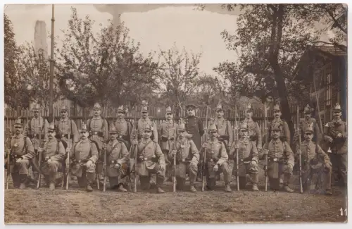 AK Feldpostkarte nach Weimar, Gruppenfoto Soldaten mit Bajonett, gelaufen