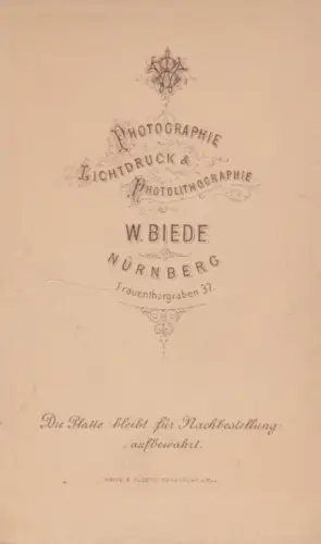 Fotografie W. Biede, Nürnberg - Portrait Dame in besticktem Kleid, Fotografie