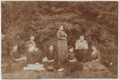 Fotografie Picknick um die Jahrhundertwende - Damen, Tee, Kuchen, Karten, Hüte