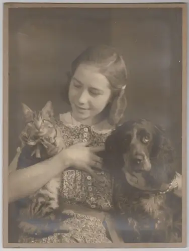 Fotografie Mädchen mit Katze und Hund, auf Karton aufgezogen, schwarzweiß