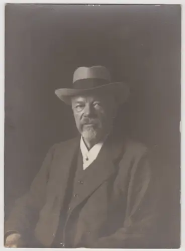 Fotografie: Porträt bürgerlicher Herr mit Hut 20.7.16, schwarzweiß, Original