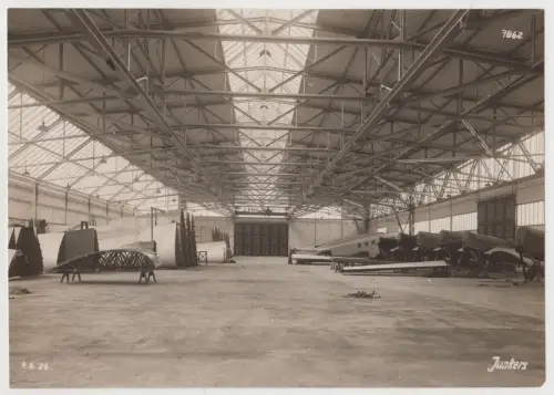 Fotografie: Werkshalle der Junkers Flugzeug- und Motorenwerke in Dessau 4.6.26