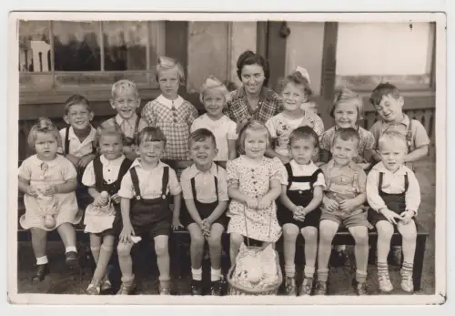 Fotografie: Gruppenbild Kinder - Schulklasse oder Kindergartengruppe, 20. Jhd.