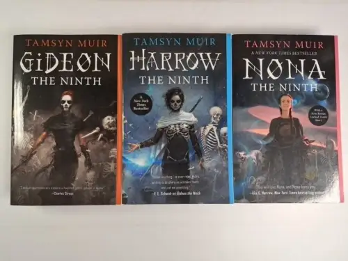 Buch: The Locked Tomb Series 1-3 (komplett) - Harrow, Gideon, Nona. Tamsyn Muir