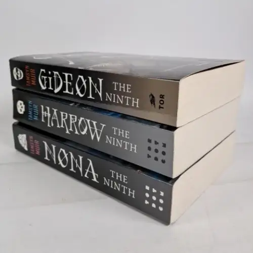 Buch: The Locked Tomb Series 1-3 (komplett) - Harrow, Gideon, Nona. Tamsyn Muir