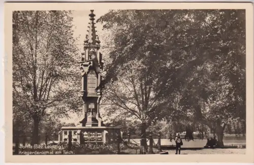 AK Borna (Bez. Leipzig). Kriegerdenkmal am Teich, Trinks & Co., Postkarte
