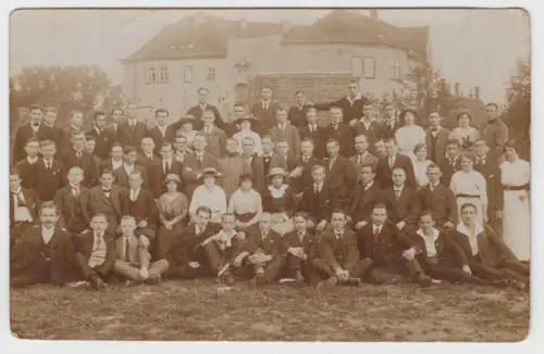 AK Gruppenfoto vor großem Gebäude, R. Hennig, Radeberg, Lindenhof, Postkarte