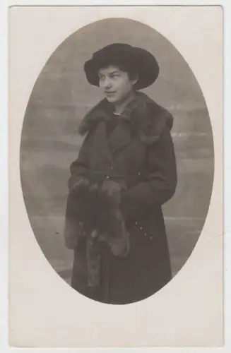 AK Junge Frau im Mantel mit Muff, November 1918, Foto, Postkarte, ungelaufen