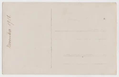 AK Junge Frau im Mantel mit Muff, November 1918, Foto, Postkarte, ungelaufen