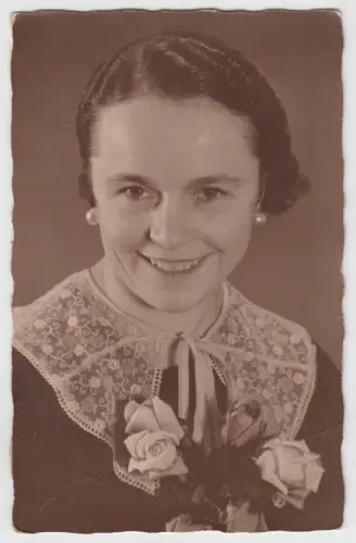 AK Portrait junge Frau mit Spitzenkragen und Blumen, Photo Spank, Dresden, Foto