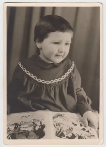 Fotografie: Portrait Kind mit Bilderbuch, Photo Habermann, Eberswalde, vintage