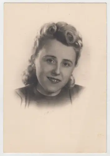 Fotografie: Portrait blonde junge Dame mit Pinup-Frisur, gebraucht, gut